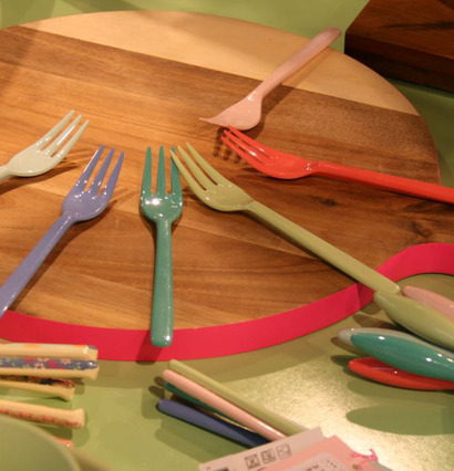 Tårtgafflar 6-pack från Rice i olika färger på träskärbräda