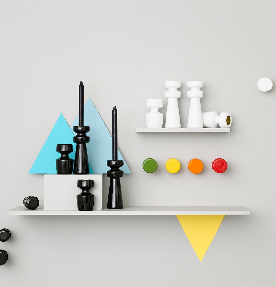 Väggknopp Schack från Dixie på ljusgrå vägg med dekorationer