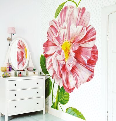 Tapet Peony från Rice med stor pionblomma och vit byrå