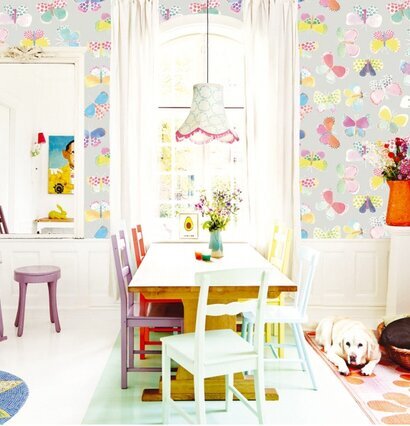 Tapet Butterflies In My Stomach Grey från Rice i ljusrikt rum