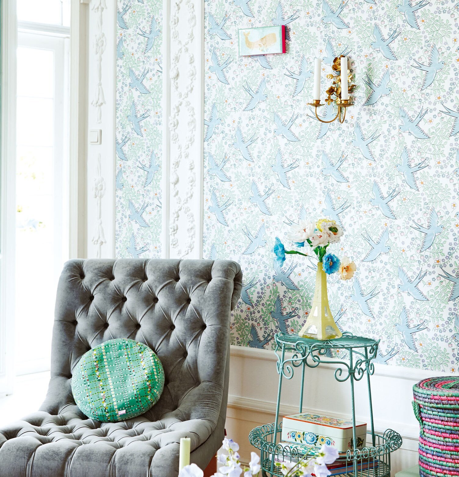 Tapet Rice från Rice med fåglar och blommor i livfull design