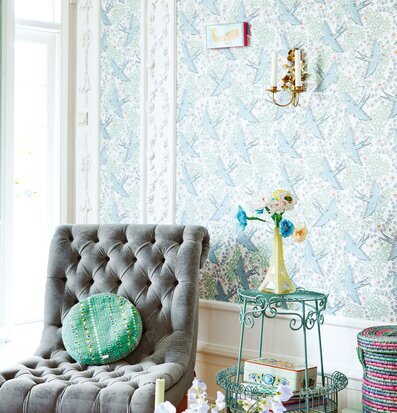 Tapet Rice från Rice med fåglar och blommor i livfull design