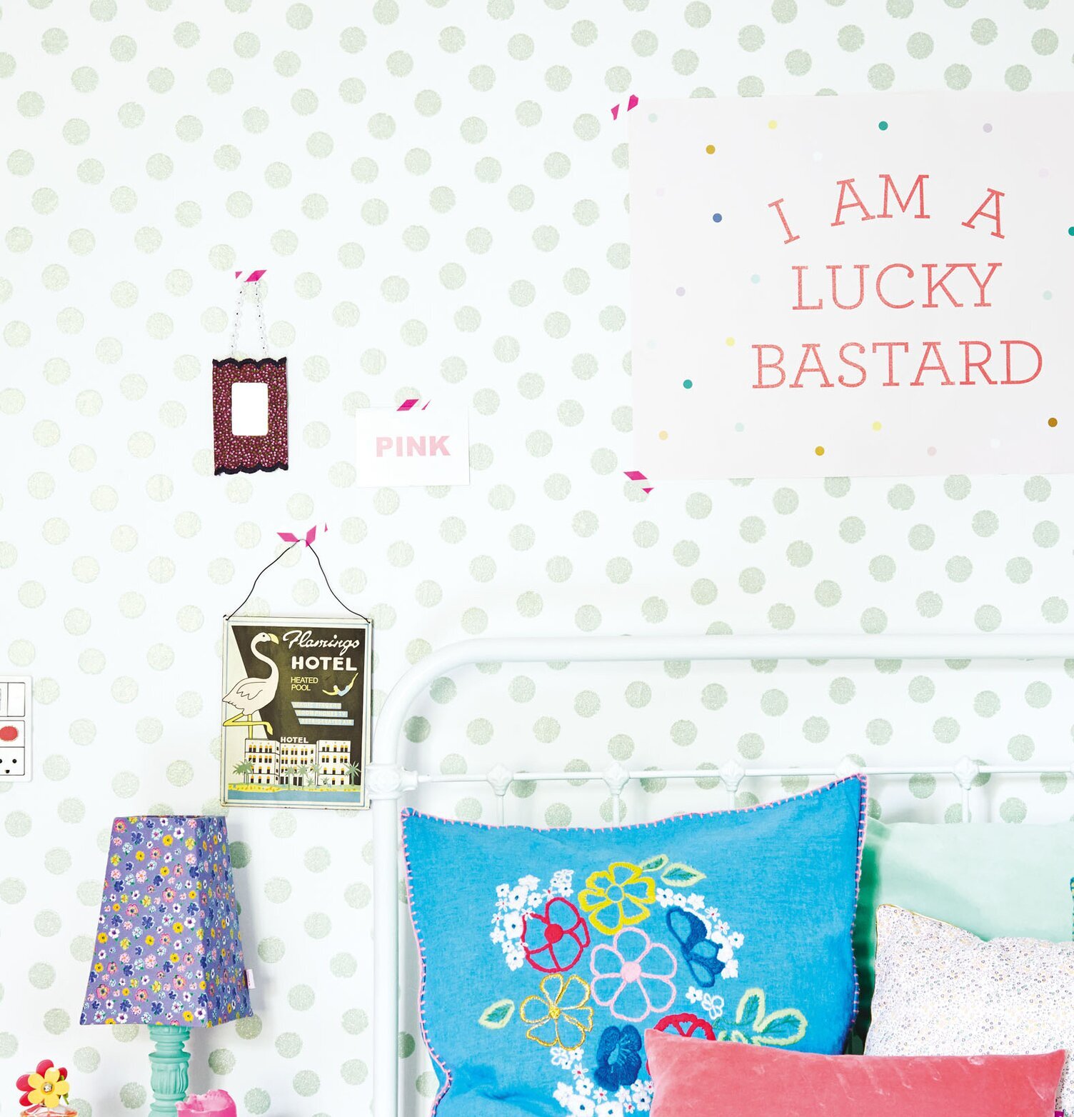 Tapet Rice från Rice med polkaprickigt mönster i barnrum