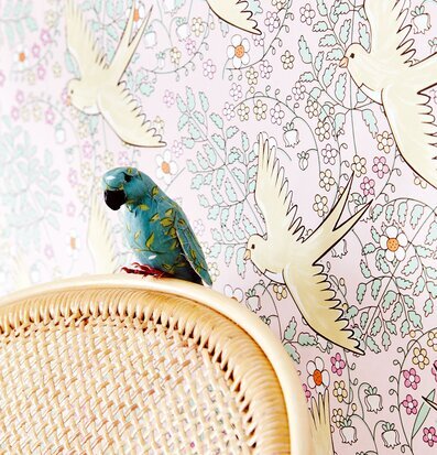 Tapet Rice från Rice med fåglar och blommor i pastellfärger