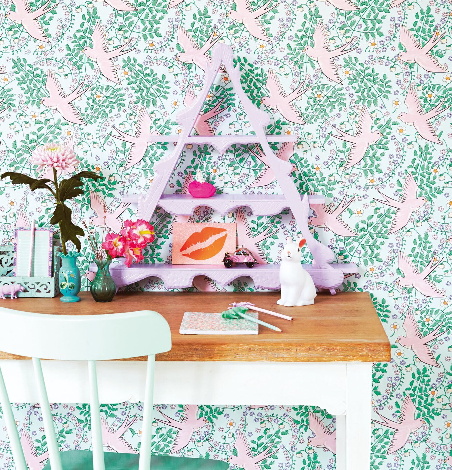 Tapet Rice från Rice med rosa fåglar och grönskande växter