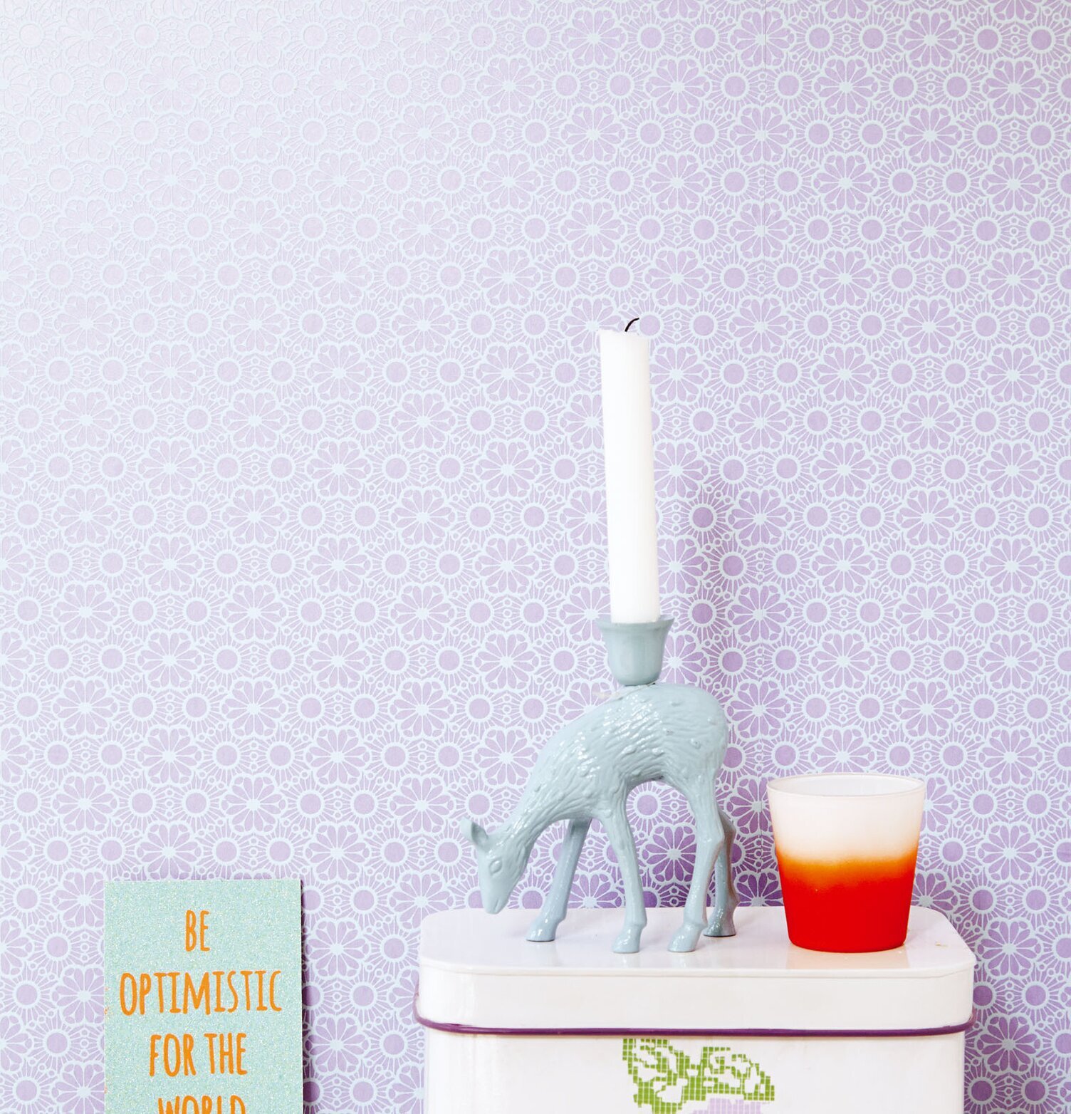 Tapet Rice från Rice med blommönster och dekorativa objekt