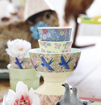 Korta Skedar - Stay Outstanding skålar från Rice på bord