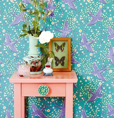 Tapet Rice från Rice med fåglar och blommor, rosa bänk