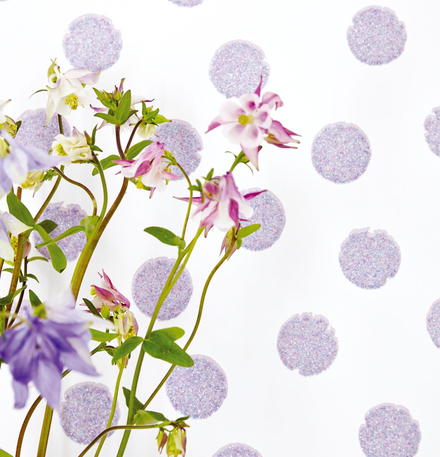 Tapet Rice från Rice med lavendelfärgade, glittrande cirklar