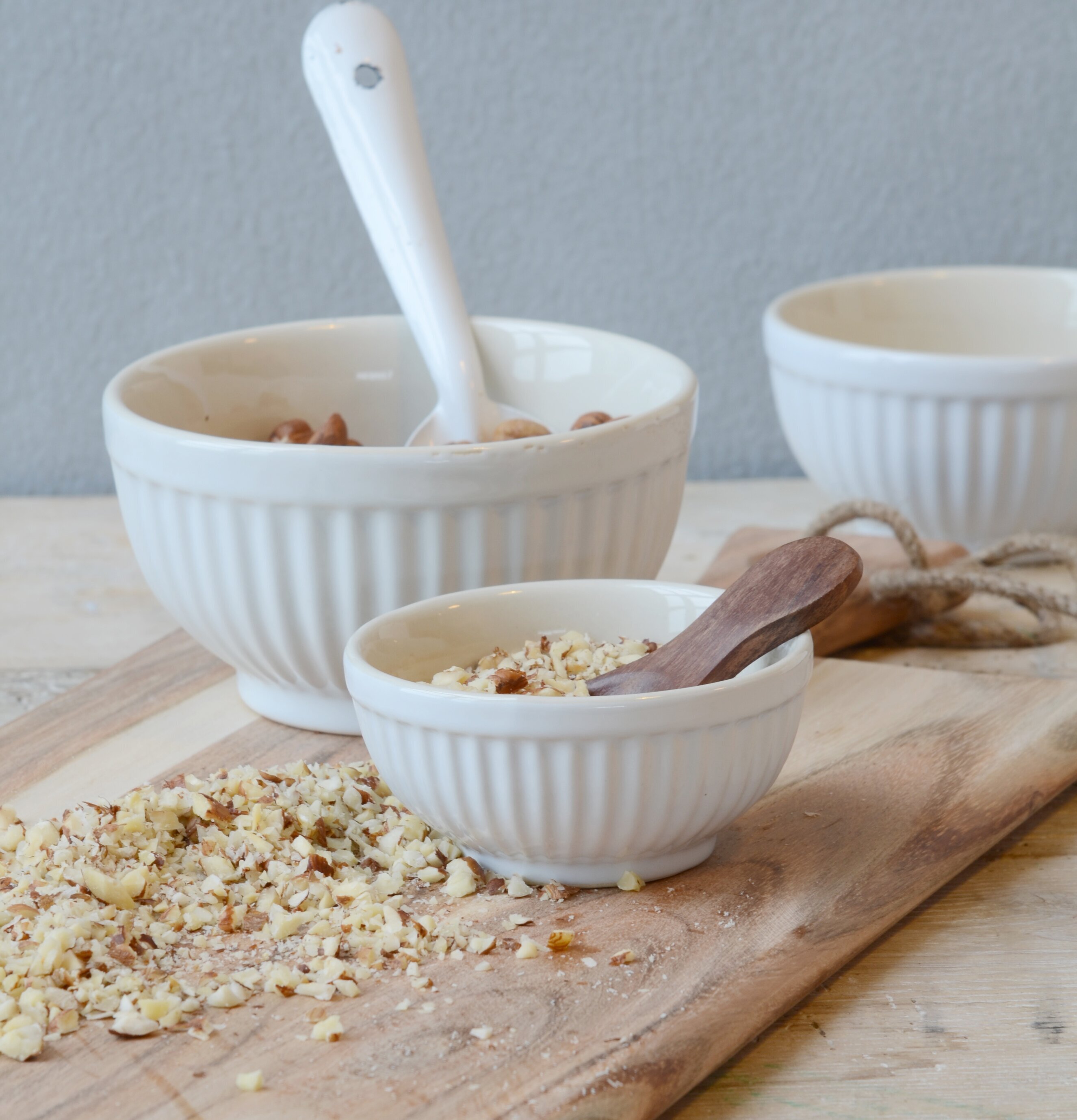 Skålar Mini Mynte Pure White från IB Laursen på träskärbräda