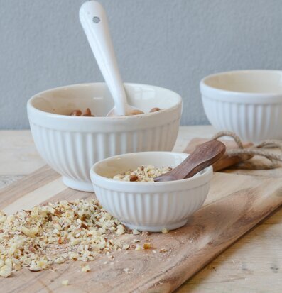 Skålar Mini Mynte Pure White från IB Laursen på träskärbräda