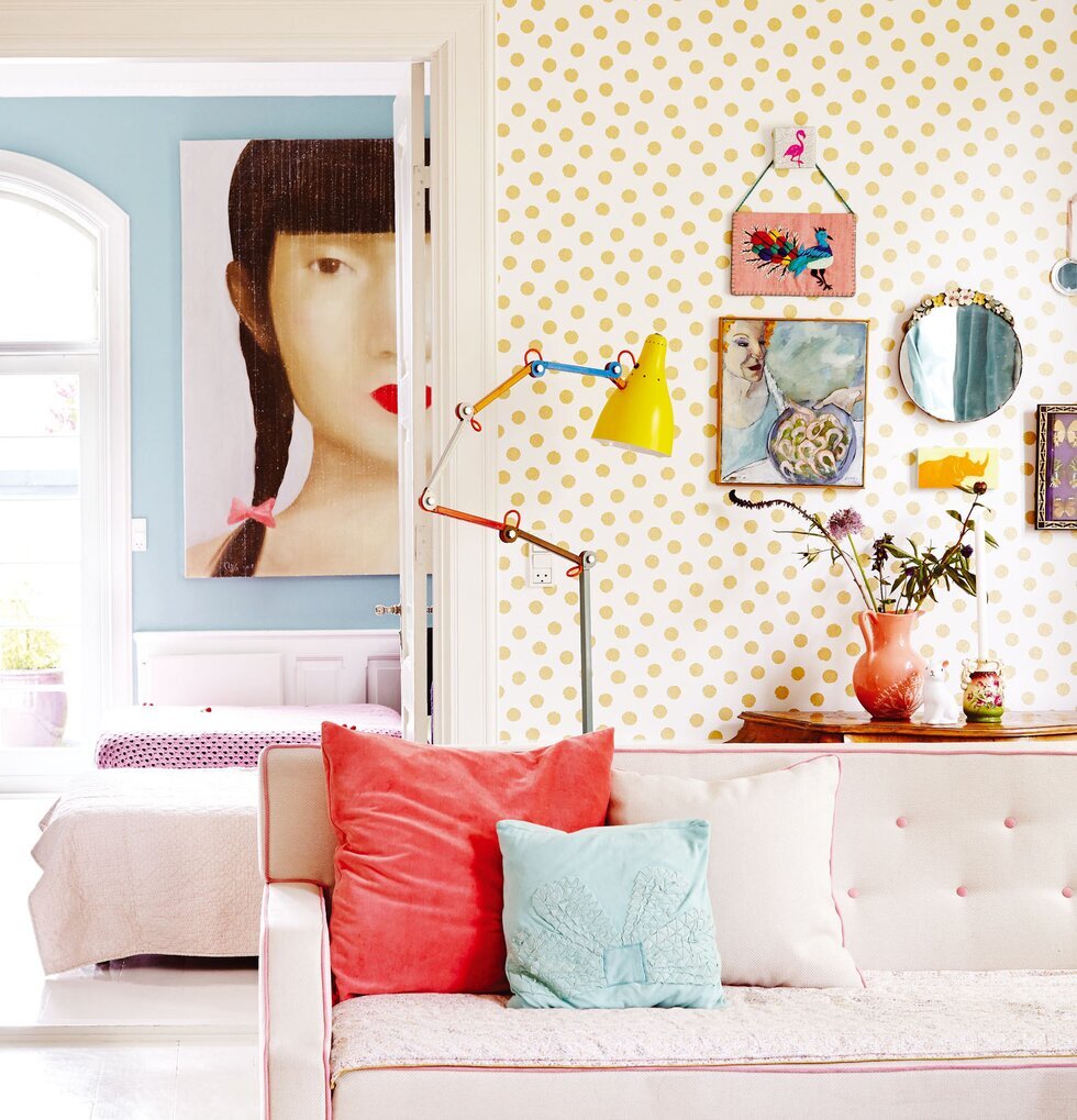 Tapet Rice från Rice med gula prickar på vit bakgrund