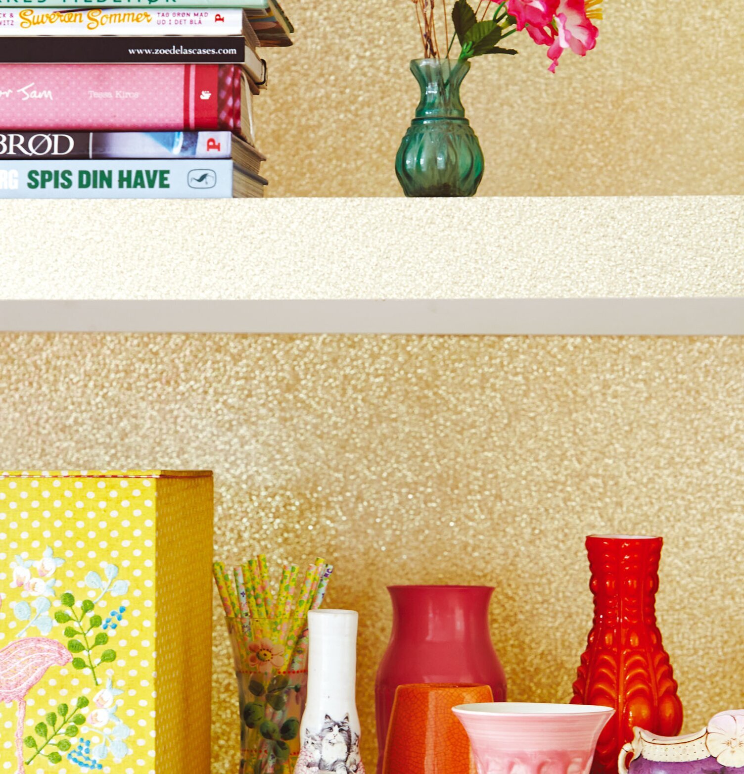 Tapet Rice från Rice med färgglada föremål på hyllor