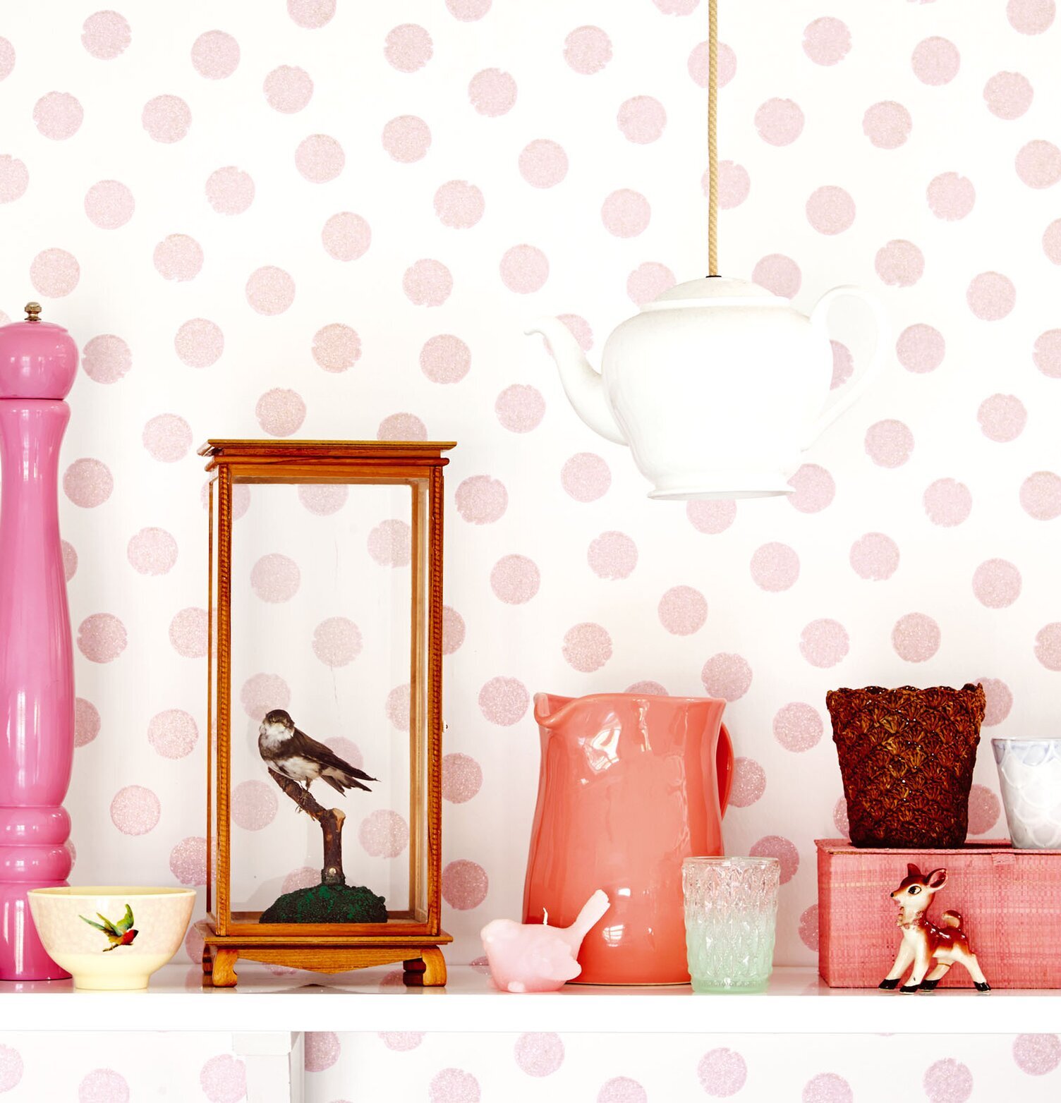 Tapet Rice från Rice med rosa prickar och dekorativ hylla