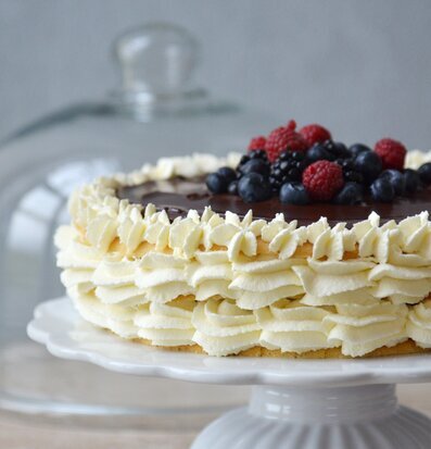 Tårtfat Mynte Pure White från IB Laursen med dekorerad tårta