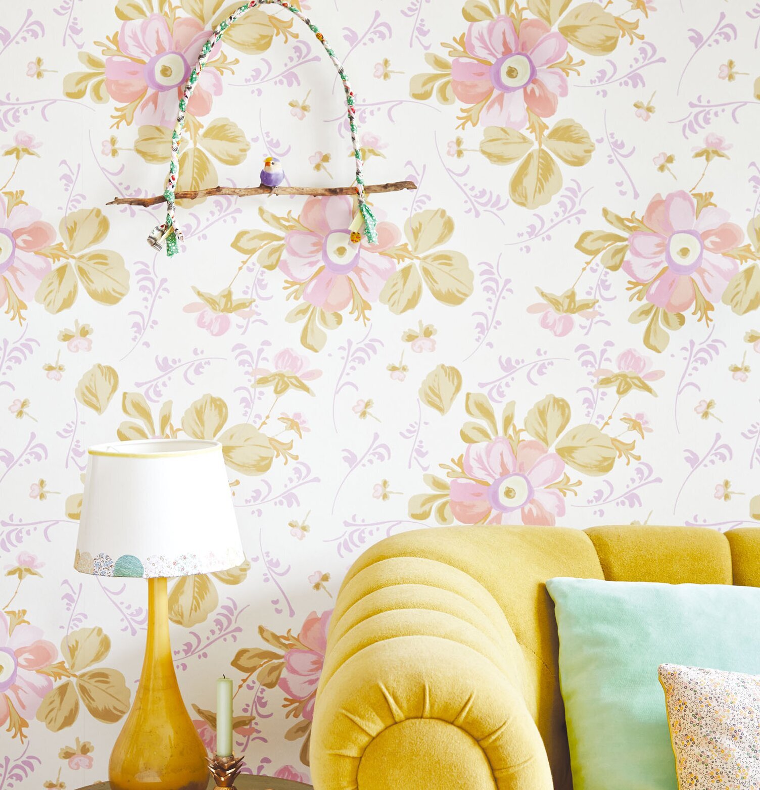 Tapet Rice från Rice med färgglada blommor och gul soffa