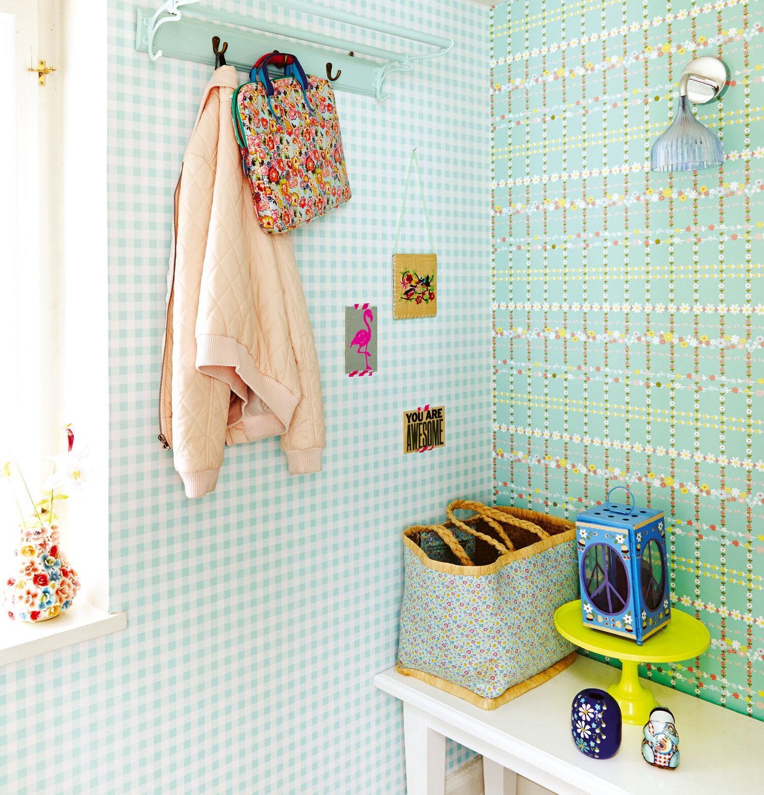 Tapet Rice från Rice med rutigt och blommigt mönster