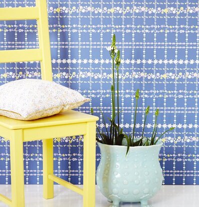 Tapet Rice från Rice med blommor, stol och turkos kruka