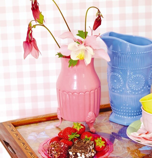 Tapet Rice från Rice med färgglada föremål på träbricka