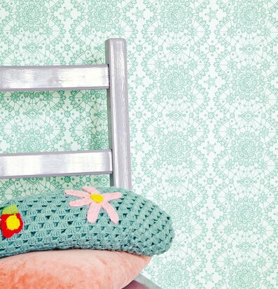 Tapet Rice från Rice med geometriskt mönster och kuddar