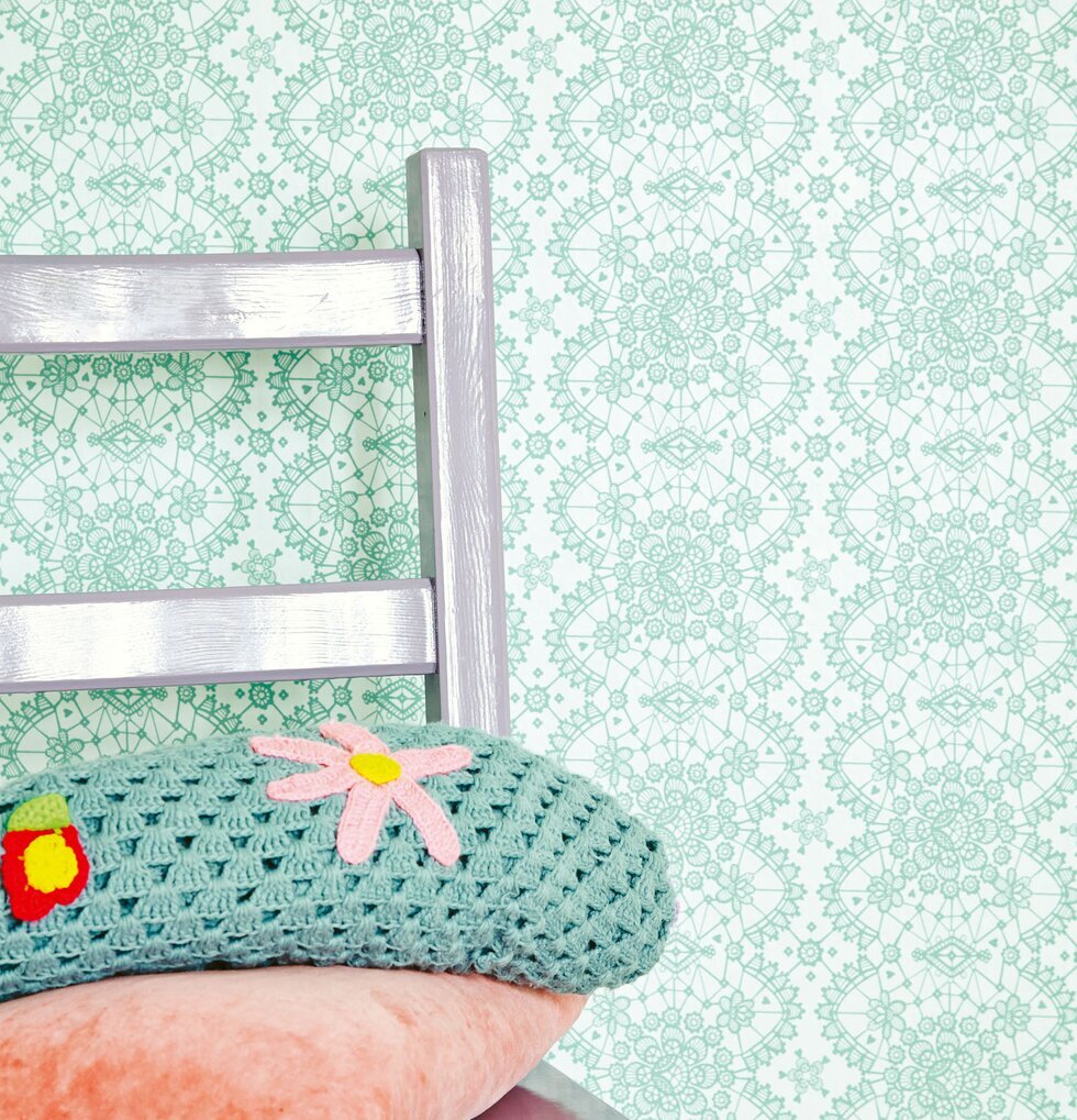 Tapet Rice från Rice med geometriskt mönster och kuddar