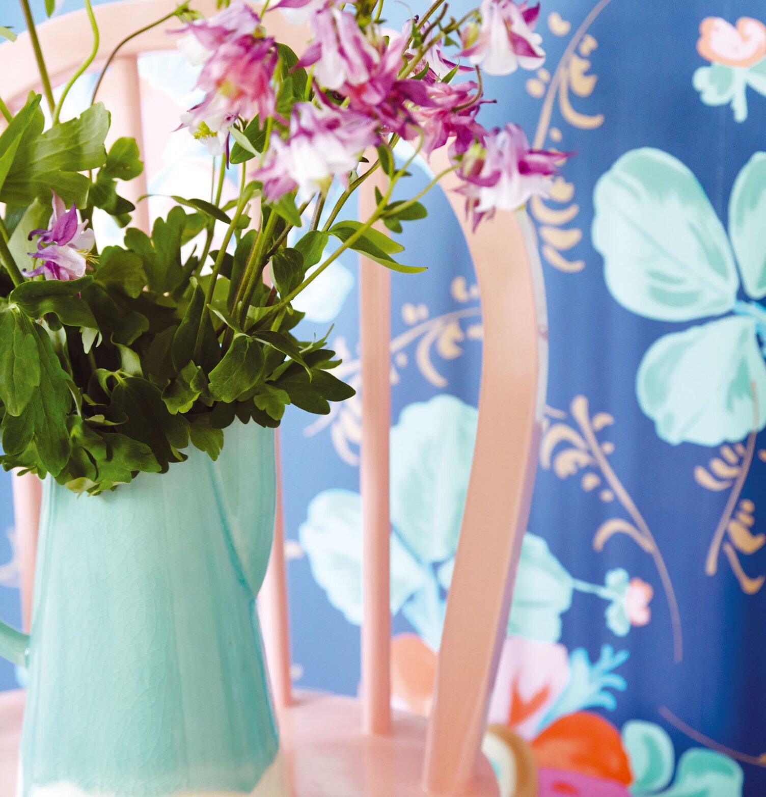 Tapet Rice från Rice med livfulla blommönster och färger