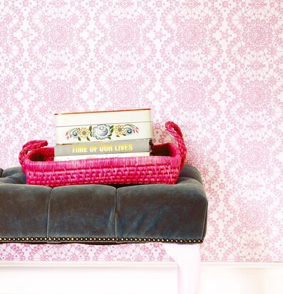 Tapet Rice från Rice med rosa mönster och blommotiv