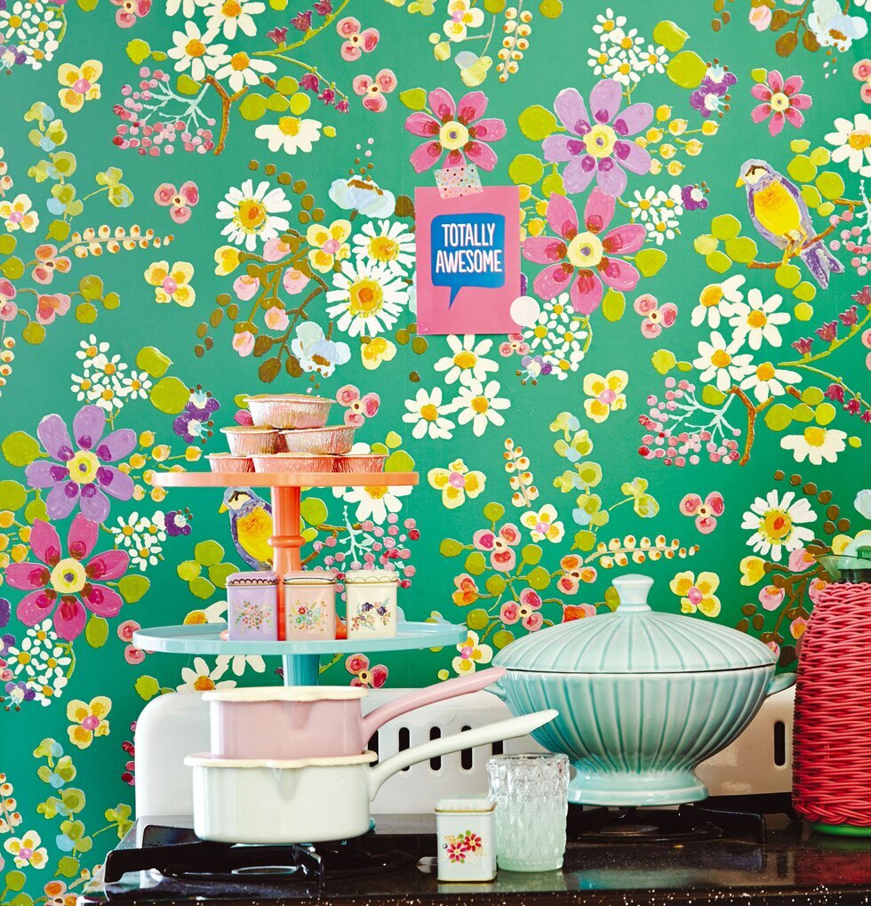 Tapet Rice från Rice: färgstarka blommor och fåglar i kök