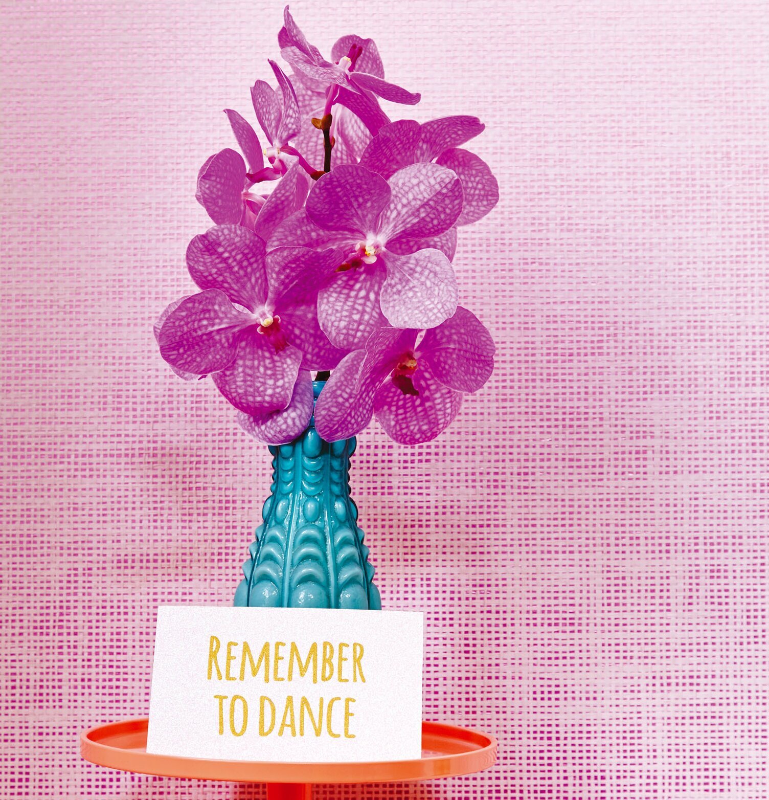 Tapet Rice från Rice med turkos vas och lila orkidéer