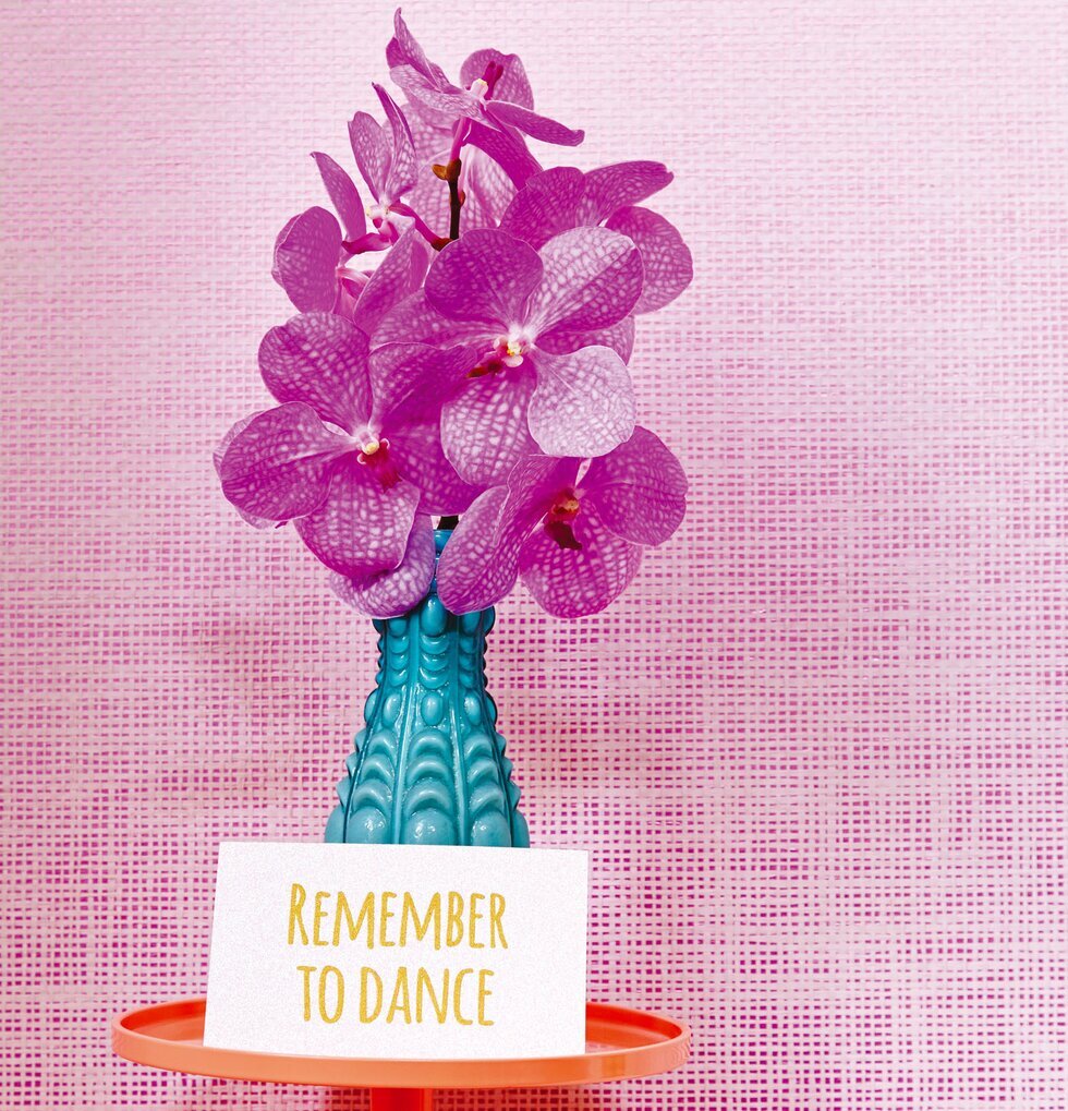 Tapet Rice från Rice med turkos vas och lila orkidéer