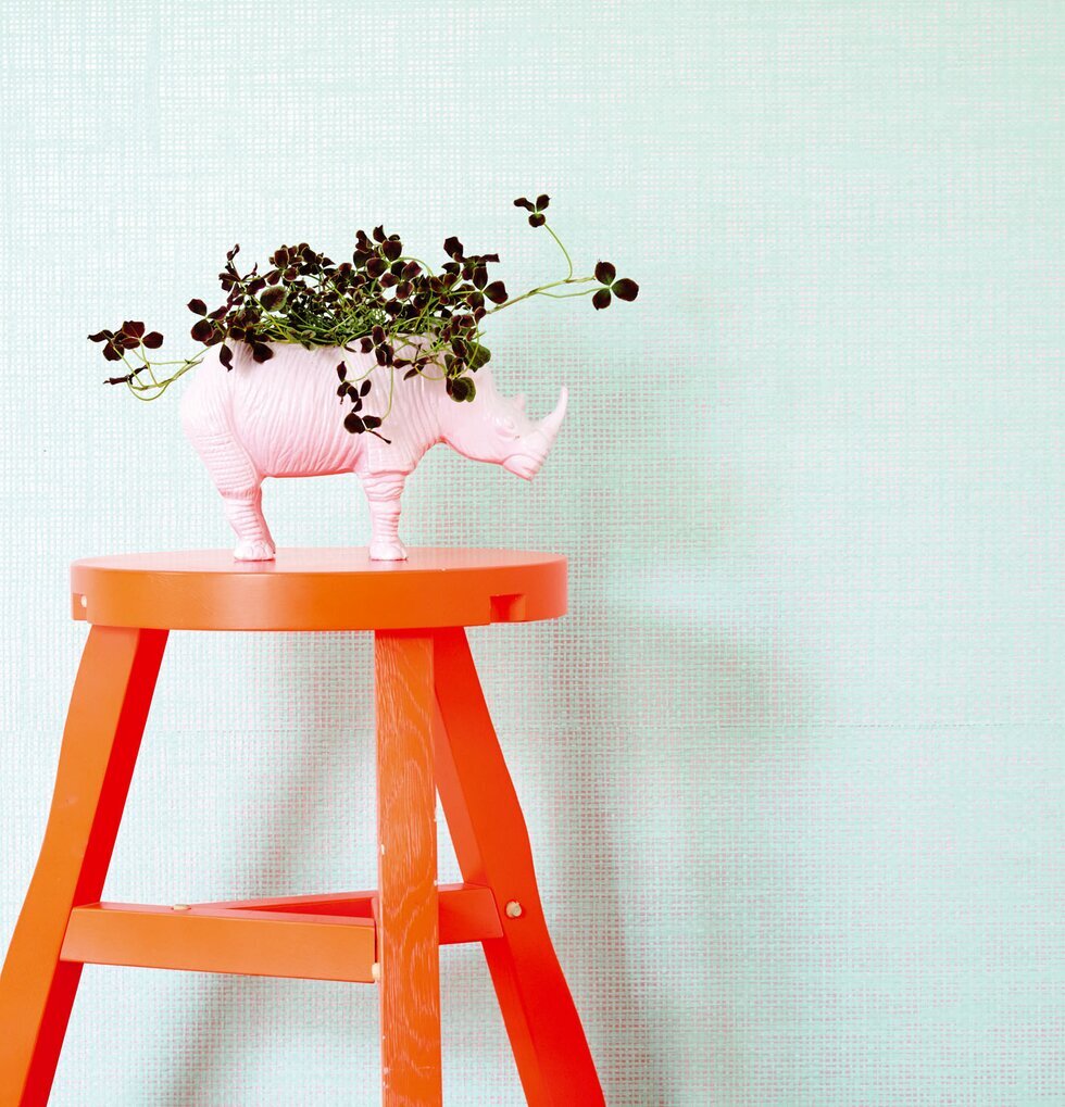 Tapet Rice från Rice med röd pall och noshörningkruka