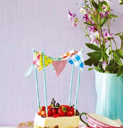 Tapet Rice från Rice med tårta, keramikmuggar och blommor