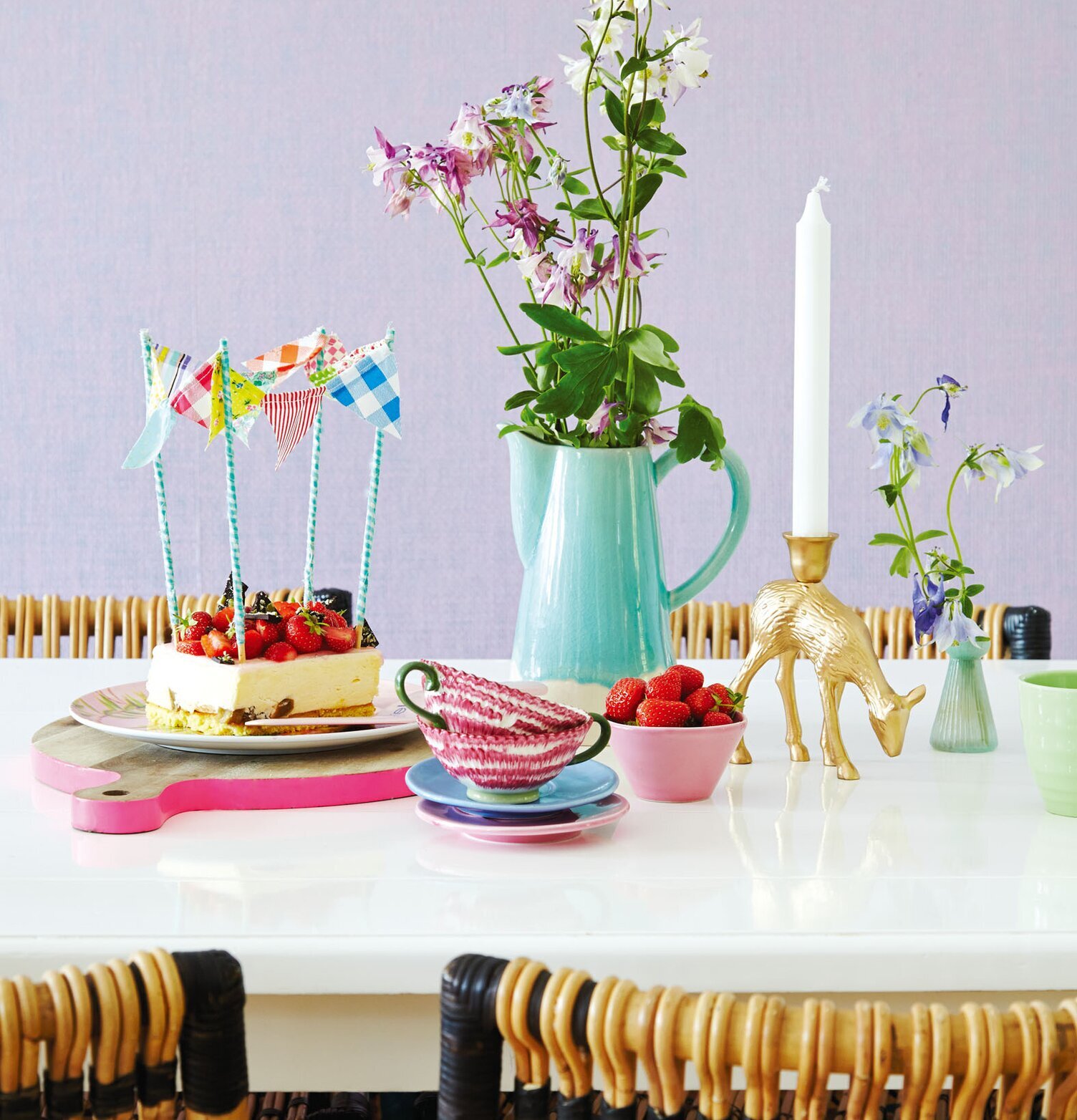 Tapet Rice från Rice i ett vackert rum med färgglad inredning