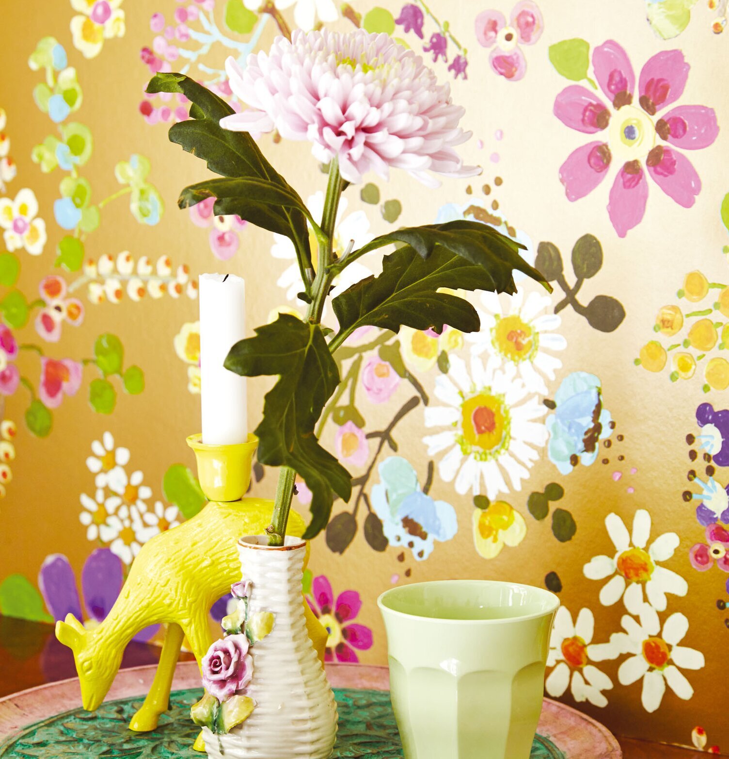 Tapet Rice från Rice med blommönster och dekorativa föremål