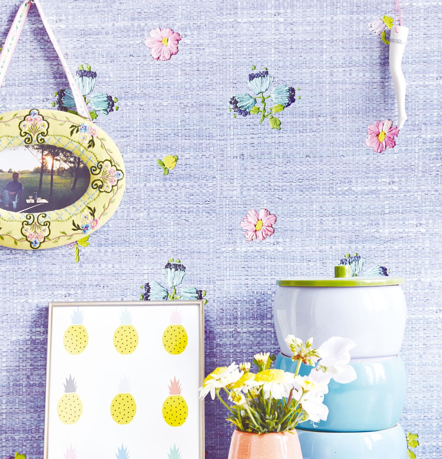 Tapet Raffia Blue från Rice med blommor och blå nyans