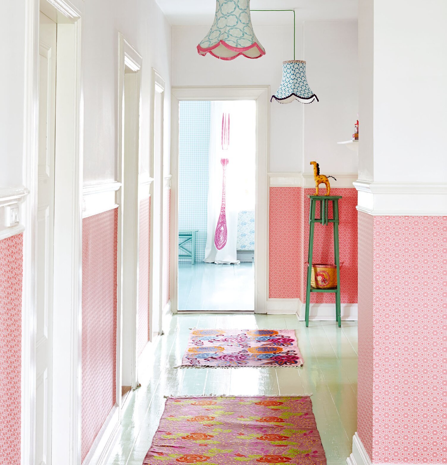 Tapet Rice från Rice med geometriskt mönster i korridor