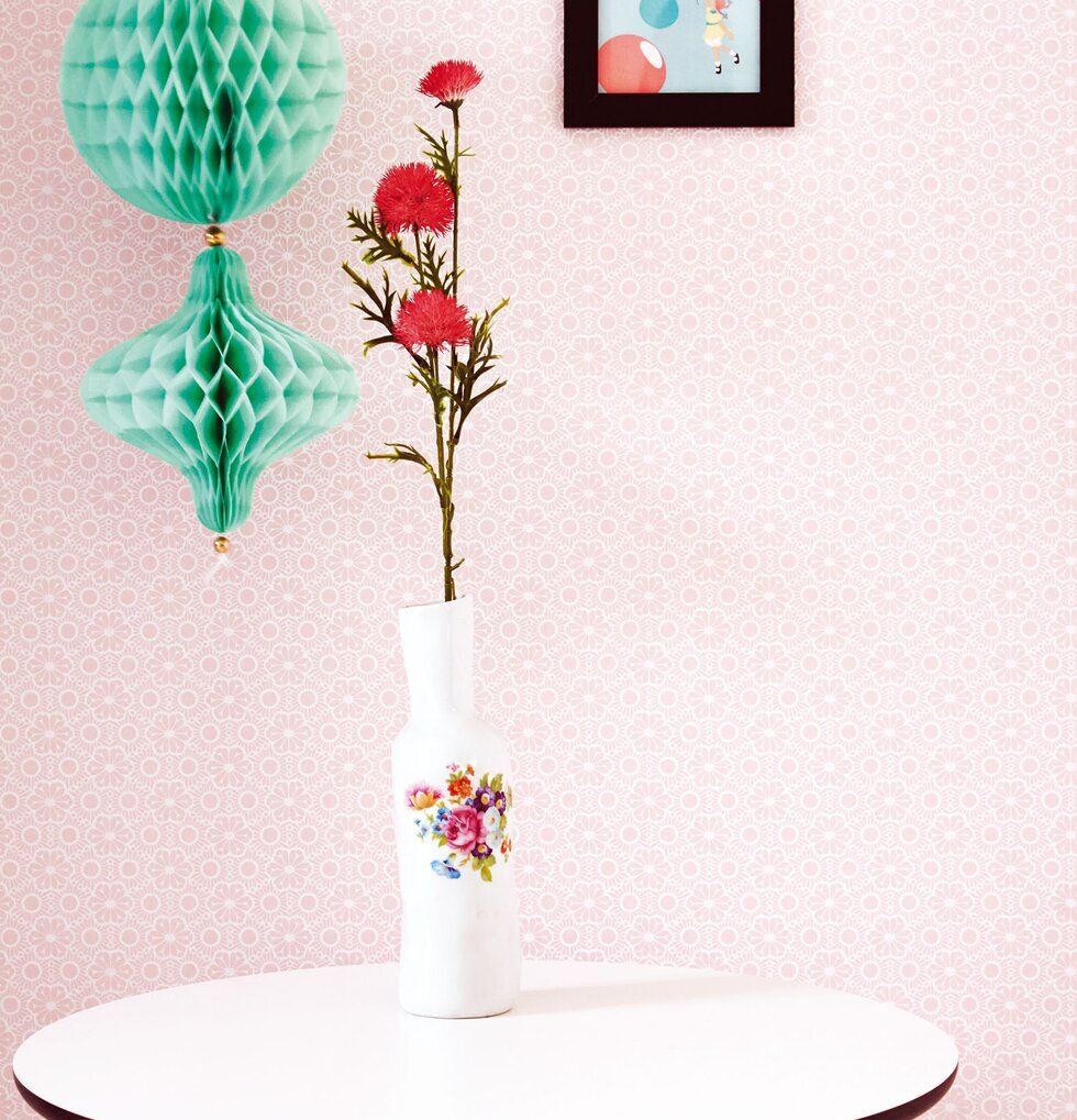 Tapet Rice från Rice med rosa bakgrund och vita mönster