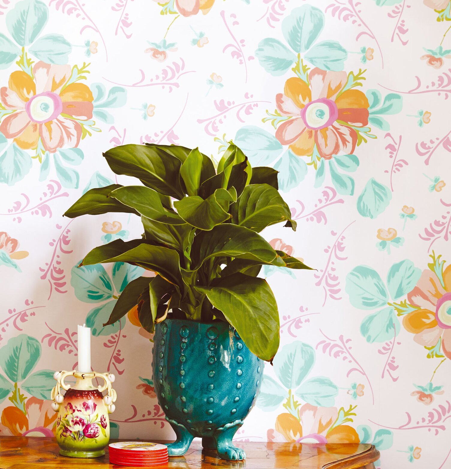 Tapet Rice från Rice med färgglada blommor och träbord