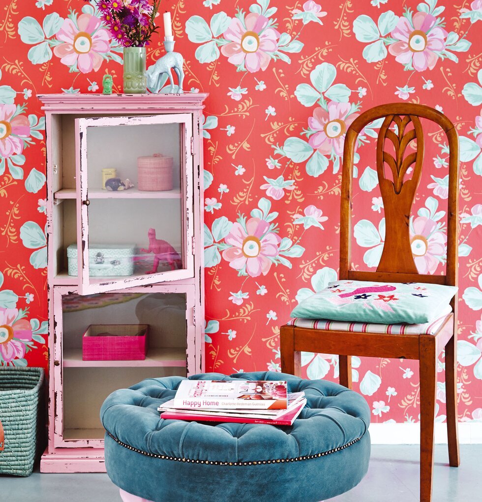 Tapet Rice från Rice med blommor och färgglada möbler