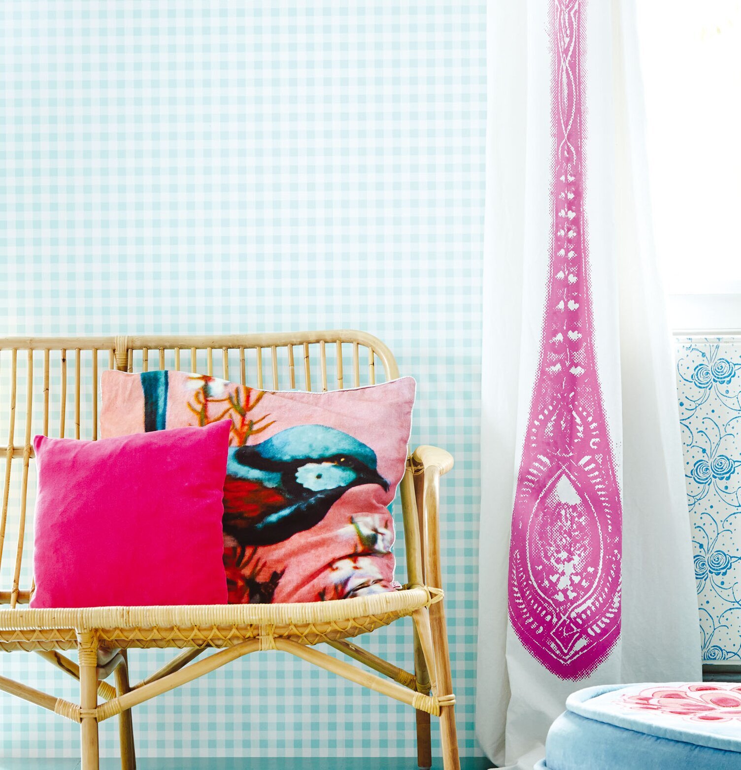 Tapet Rice från Rice med ljusblått och vitt rutmönster