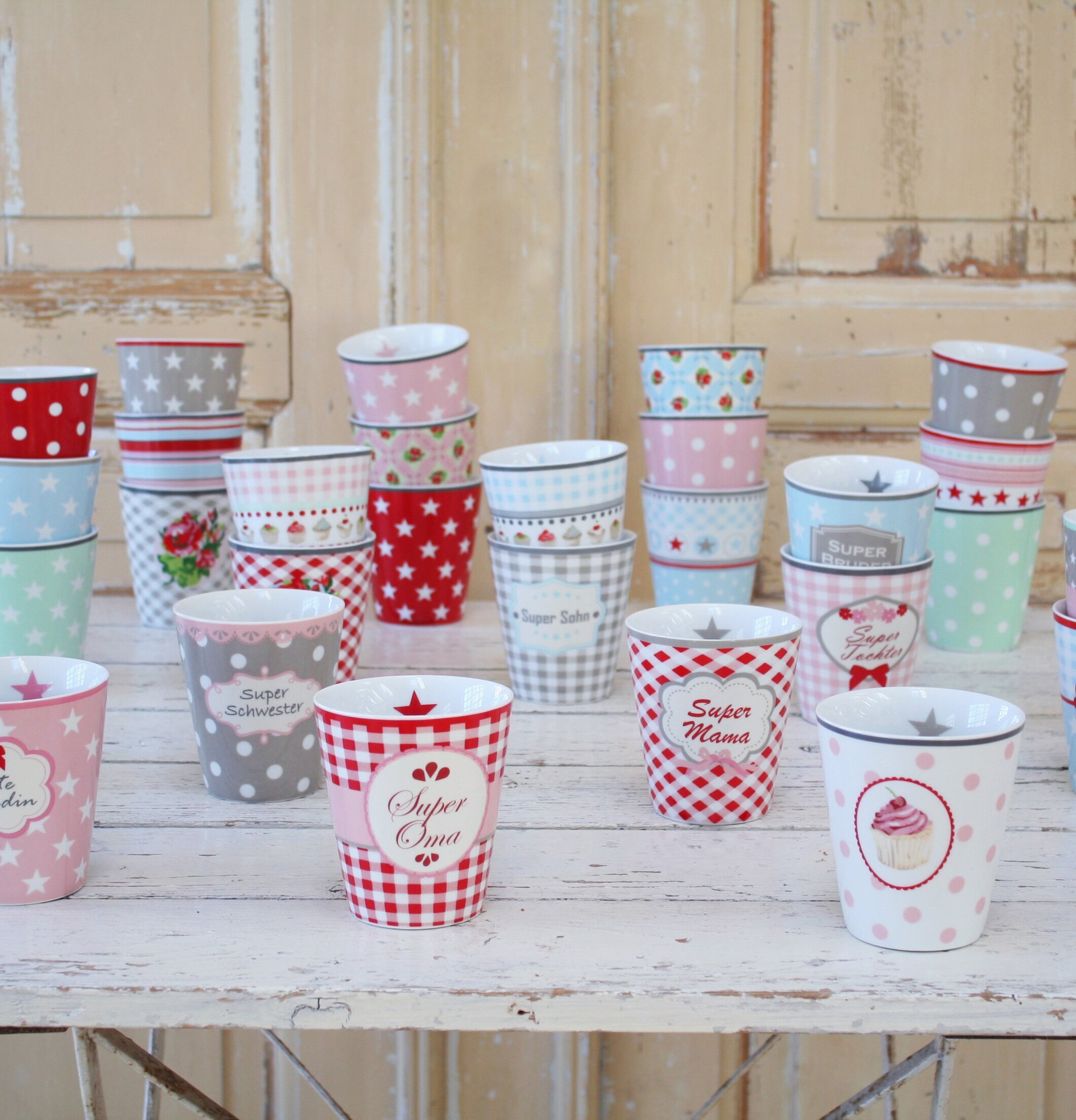 Happy Mugs - Keep Smiling från Krasilnikoff på rustikt bord