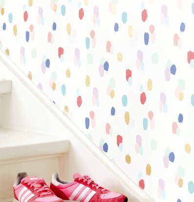 Tapet Rice från Rice med färgglada fläckar och rosa skor