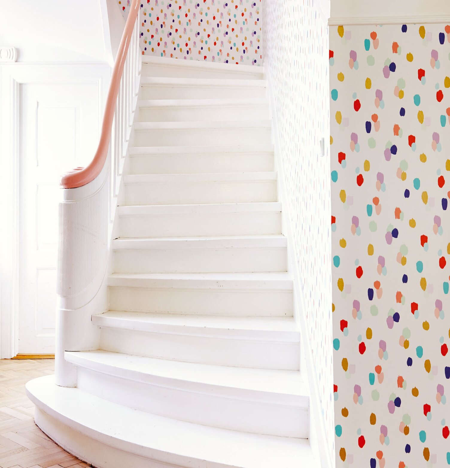 Tapet Rice från Rice i färgglatt mönster vid vit trappa