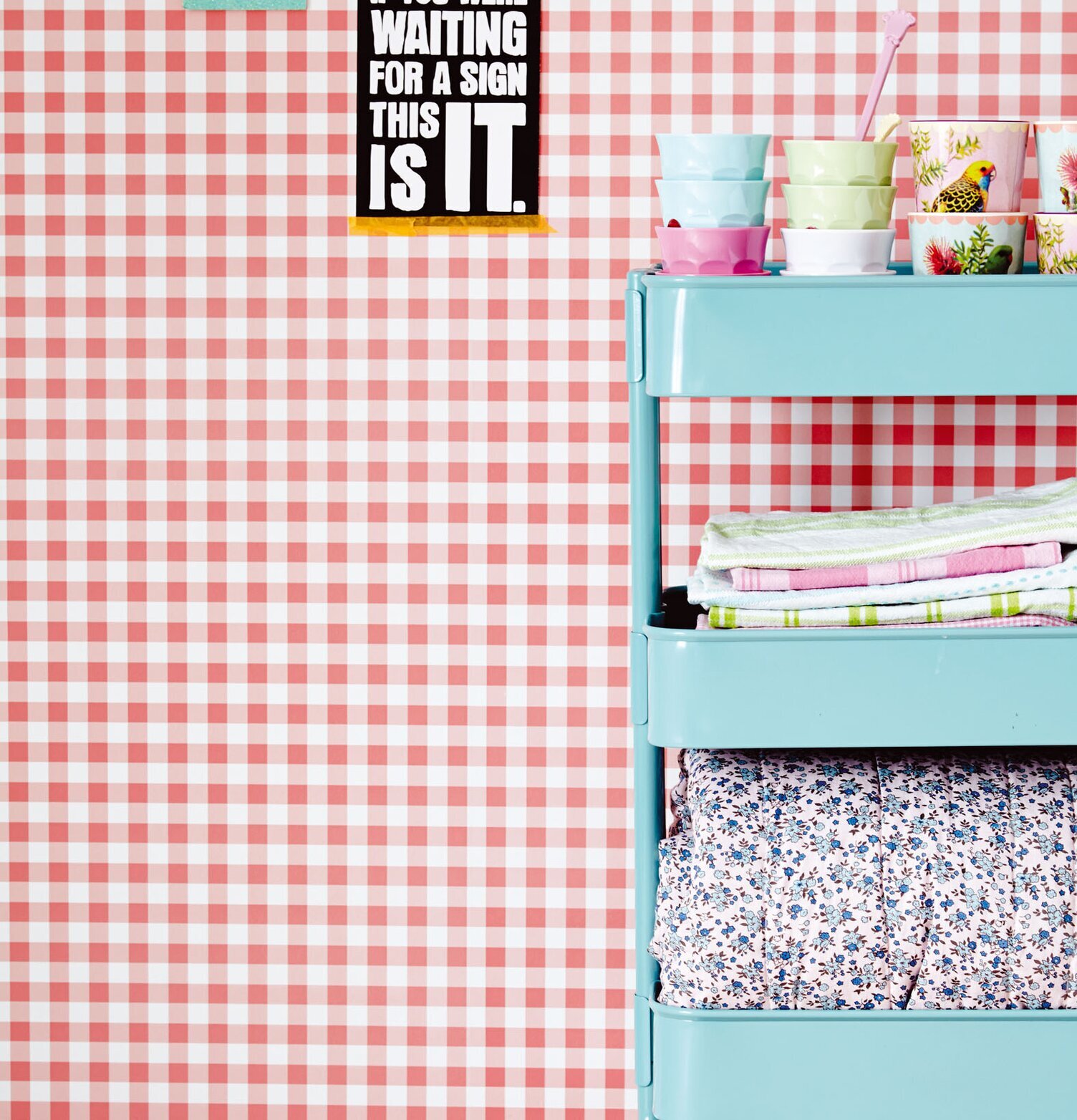 Tapet Rice från Rice med rött och vitt rutmönster i rum