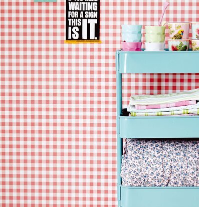 Tapet Rice från Rice med rött och vitt rutmönster i rum