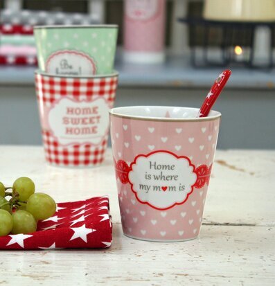 Happy Mugs - Home Is Where My Mom Is från Krasilnikoff