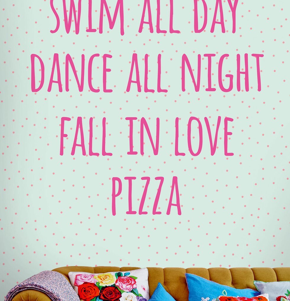 Tapet - Let’s Fall In Love från Rice i ett färgstarkt rum