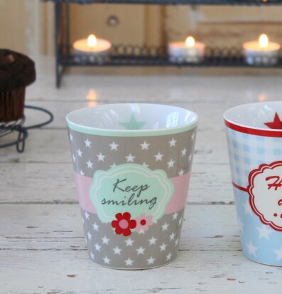 Happy Mugs - Keep Smiling från Krasilnikoff på träyta