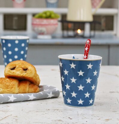 Happy Mugs - Star Mörkblå från Krasilnikoff på rustikt bord