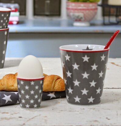 Happy Mugs - Star Mörkgrå från Krasilnikoff i lantligt kök